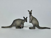 Load image into Gallery viewer, Red Kangaroo Family - Trading Figure - Miniature (15)