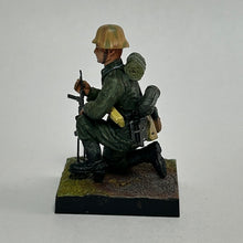 Cargar imagen en el visor de la galería, Soldier in Field Uniform (Kneeling) - Miniature (004)