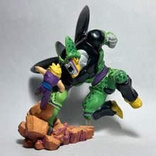 Load image into Gallery viewer, Dragon Ball Z - Perfect Cell vs. Son Gohan SSJ2 - Figure Capsule Neo