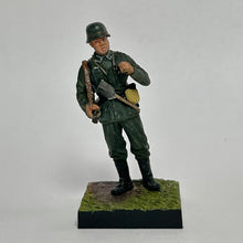 Load image into Gallery viewer, Soldier in Field Uniform (Machine Gun) - Miniature (003)