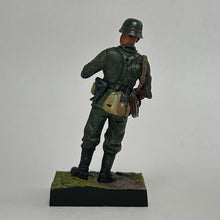 Load image into Gallery viewer, Soldier in Field Uniform (Machine Gun) - Miniature (003)