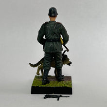 Cargar imagen en el visor de la galería, Field Military Police + Dog (German Shepherd) - Miniature (033)