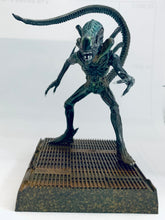 Load image into Gallery viewer, Aliens - Alien Warrior - Shokugan Trading Figure - SF Movie Selection Vol.2
