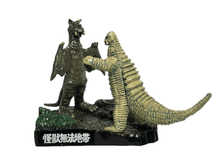 Cargar imagen en el visor de la galería, Ultraman - Red King VS Chandlar - Mini Diorama - Cuchiwaii
