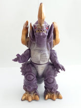 Cargar imagen en el visor de la galería, Ultraman Kaiju COTTON-POPPE GOLD BOMBER Soft Vinyl Sofubi Softvi Figure 1996 Japan
