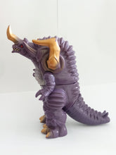 Cargar imagen en el visor de la galería, Ultraman Kaiju COTTON-POPPE GOLD BOMBER Soft Vinyl Sofubi Softvi Figure 1996 Japan