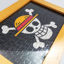 Cargar imagen en el visor de la galería, One Piece - Mugiwara Flag Emblem - 150 Piece Jigsaw Puzzle With Frame Set
(EnSky)