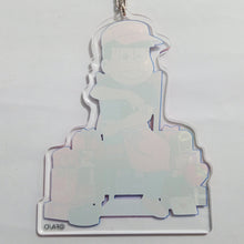 Cargar imagen en el visor de la galería, Osomatsu-san x COLLABO CAFE HONPO - Matsuno Osomatsu - BIG Acrylic Keychain
(Charabomu)