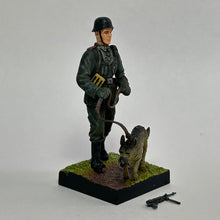 Cargar imagen en el visor de la galería, Field Military Police + Dog (German Shepherd) - Miniature (033)
