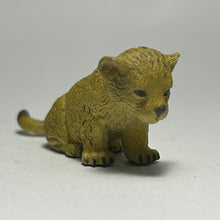 Load image into Gallery viewer, Lion Family (A) - Trading Figure - Miniature (8)
