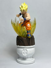 Cargar imagen en el visor de la galería, Dragon Ball Z - Son Goku SSJ - Chess Piece - King
