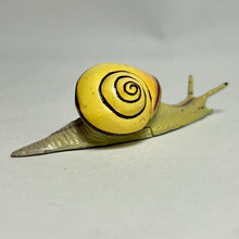 Cargar imagen en el visor de la galería, Red-lipped snail - Trading Figure - Miniature - 040C

