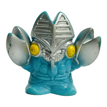 Cargar imagen en el visor de la galería, Ultraman - Alien Baltan - Finger Puppet - Kaiju - Monster - SD Figure (2)
