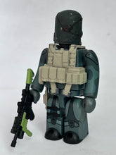 Load image into Gallery viewer, Metal Gear Solid 4: Guns of the Patriots - Solid Snake - Trading Figure - Kubrick
