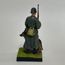 Load image into Gallery viewer, Field Military Police (with coat) &amp; Dog (German Shepherd) - Miniature (032)
