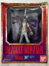 Cargar imagen en el visor de la galería, One Piece - Dracule Mihawk - Figuarts ZERO
