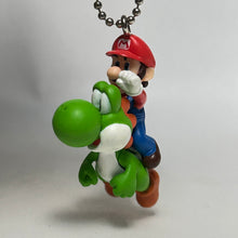 Cargar imagen en el visor de la galería, New Super Mario Bros. Wii - Mario &amp; Yoshi - Figure Keychain
