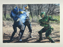 Cargar imagen en el visor de la galería, Kamen Rider Ixa vs. Garuru &amp; Basher - Trading Card - No. 942
