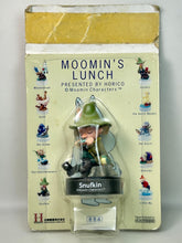 Cargar imagen en el visor de la galería, Mumin - Snusmumriken / Snufkin (Playing the Harmonica) - Mini Vignette Figure
