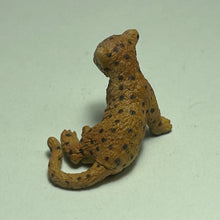 Cargar imagen en el visor de la galería, Leopard mother and Cub - Trading Figure - Miniature (10)
