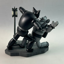 Load image into Gallery viewer, Tetsujin 28 vs. Black Ox - Trading Figure - Monochrome ver.
