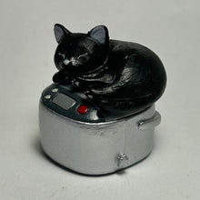 Cargar imagen en el visor de la galería, Black cat &amp; rice cooker - Trading Figure - Miniature
