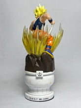 Cargar imagen en el visor de la galería, Dragon Ball Z - Son Goku SSJ - Chess Piece - King

