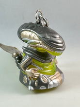 Cargar imagen en el visor de la galería, Aliens - Alien Warrior - Figure Keychain with Flashlight
