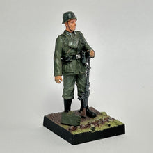 Load image into Gallery viewer, Soldier in Field Uniform (Rifle in One Hand) - Miniature (002)

