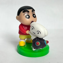 Cargar imagen en el visor de la galería, Crayon Shin-chan: Arashi o Yobu: Utau Ketsudake Bakudan! - Nohara Shinnosuke &amp; Shiro - Choco Egg Movie Selection
