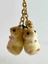 Cargar imagen en el visor de la galería, Two Cute Hamsters Mini Figure Keychain - Keyholder
