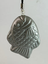 Cargar imagen en el visor de la galería, Squeeze Relaxing Fish Strap - Taiyaki
