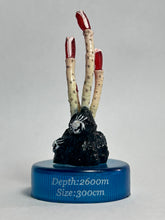 Cargar imagen en el visor de la galería, Giant Tube Worm - Mini Figure - Bottle Cap
