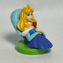 Cargar imagen en el visor de la galería, Sleeping Beauty - Princess Aurora - Trading Figure - Choco Egg - Me Ake (78)
