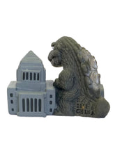 Cargar imagen en el visor de la galería, Gojira - Godzilla &amp; National Diet Building (1954) - Monster King Club - Trading Figure
