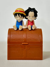 Cargar imagen en el visor de la galería, One Piece - Luffy &amp; Portgas D. Ace - Childhood Treasure Chest Figure
