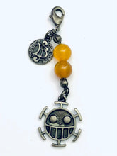 Cargar imagen en el visor de la galería, One Piece - Trafalgar Law - OP Pirate Flag Charm - Fastener
