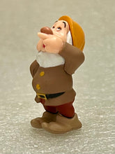 Cargar imagen en el visor de la galería, Snow White and the Seven Dwarfs - Sneezy - Disney Choco Party Part 1 - Trading Figure (007)
