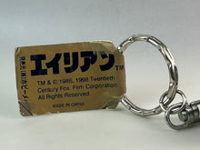 Cargar imagen en el visor de la galería, Aliens - Alien Warrior - Figure Keychain with Flashlight
