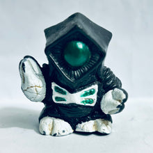 Cargar imagen en el visor de la galería, Ultraman Neos Pilot - Alien Zamu - Finger Puppet Figure
