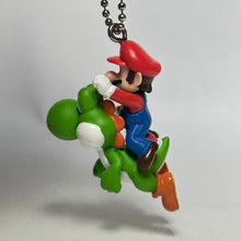 Cargar imagen en el visor de la galería, New Super Mario Bros. Wii - Mario &amp; Yoshi - Figure Keychain
