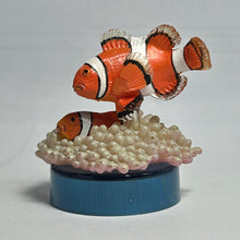 Cargar imagen en el visor de la galería, Clownfish / Amphiprion ocellaris - Trading Figure - Miniature
