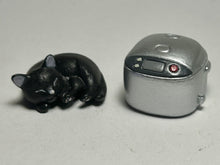 Cargar imagen en el visor de la galería, Black cat &amp; rice cooker - Trading Figure - Miniature
