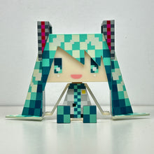 Cargar imagen en el visor de la galería, Vocaloid - Hatsune Miku - Doll - Graphig ++ - Checkered ver
