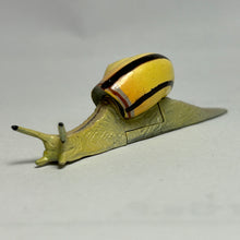 Cargar imagen en el visor de la galería, Red-lipped snail - Trading Figure - Miniature - 040C
