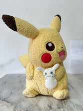 Cargar imagen en el visor de la galería, Pokémon the Series: Black &amp; White - Pikachu - Huge Plush Toy - Winter Version
