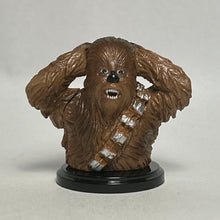 Cargar imagen en el visor de la galería, Star Wars - Chewbacca - Trading Figure - Choco Egg (7)
