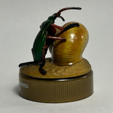 Cargar imagen en el visor de la galería, Golden Ground Beetle (Carabus albrechti) - Mini Figure - Bottle Cap
