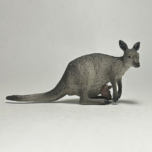 Load image into Gallery viewer, Red Kangaroo Family - Trading Figure - Miniature (15)
