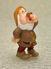 Cargar imagen en el visor de la galería, Snow White and the Seven Dwarfs - Sneezy - Disney Choco Party Part 1 - Trading Figure (007)
